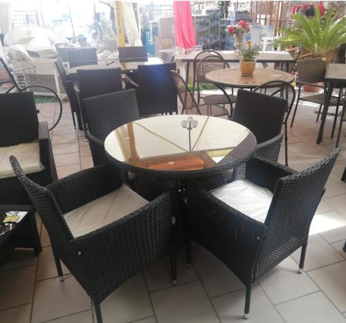 Set tavolo tondo e 4 sedie da pranzo piano in vetro effetto rattan nero Asha